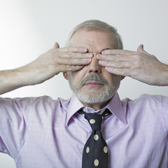 homme cachant ses yeux