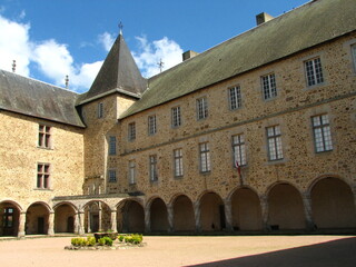 Fototapeta na wymiar Cour intérieure du château de Rochechouart (France)