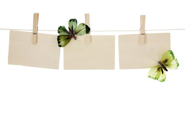 Trois pancartes suspendues sur corde à linge