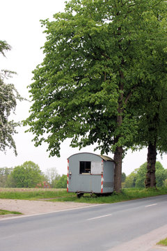 bauwagen an landstra&szlig;e