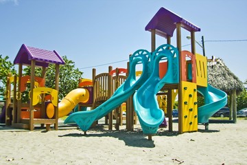Fototapeta na wymiar Kolorowy plac zabaw dla dzieci w słoneczny dzień
