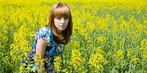 Fototapeta premium Blonde in a rape field