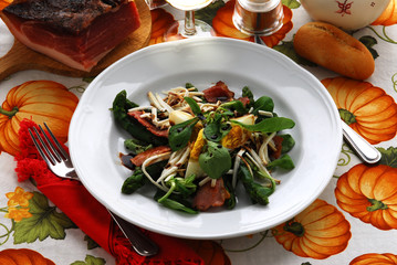 Insalata con valeriana asparagi speck ricotta e uova