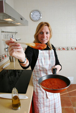 cocinando salsa