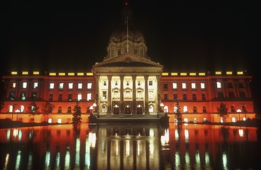 Fototapeta na wymiar Budynki Legislature Alberta w nocy, Edmonton, Kanada