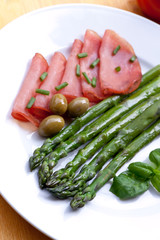 Grüne Spargeln mit Schinken,Gemüse und Salat