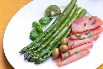 Grüne Spargeln mit Schinken,Gemüse und Salat