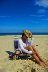 dziewczyna w kapeluszu na plaży - obrazy, fototapety, plakaty