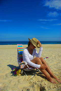 dziewczyna w kapeluszu na plaży
