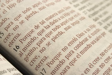 John 3:16 in Spanish Bible - obrazy, fototapety, plakaty