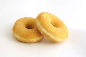 deux donuts sur fond blanc