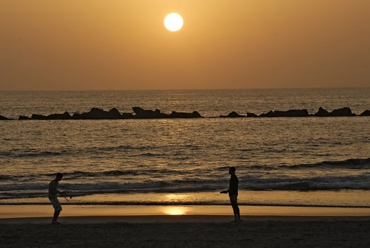 Joueurs de freesbee au coucher de soleil sur Agadir