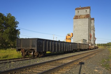 Fototapeta na wymiar Winda ziarna i kolejowych, Valley City, Dakota Północna, USA ..