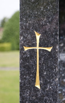 Croix sur un monument funéraire