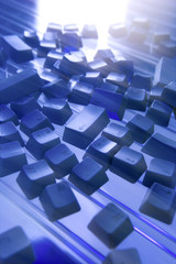 Computertasten lose auf blauem Untergrund