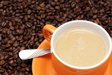 tasse kaffee mit frischen bohnen