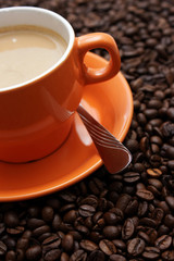 tasse kaffee mit frischen bohnen