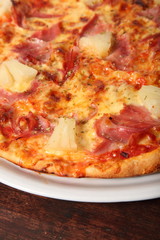 Pizza mit Ananas und Schinken