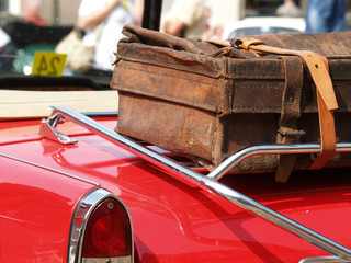 Roter Oldtimer mit Lederkoffer auf dem Gepäckträger