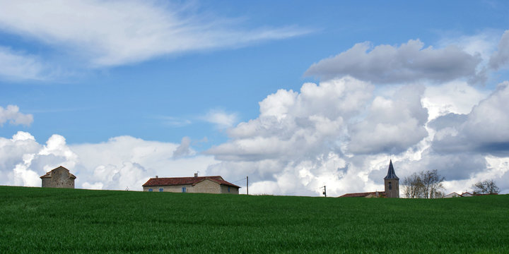 le village derriere la coline