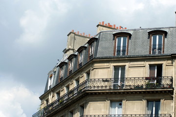 Fototapeta na wymiar antico edificio a Parigi