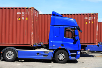 LKW mit Container
