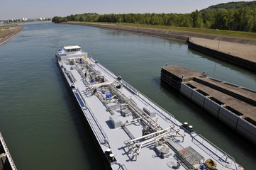 péniche sur le rhin