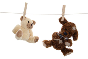 Deux peluches accrochées sur une ligne