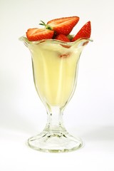 Erdbeeren im Becher mit Pudding