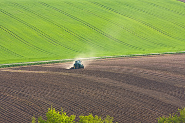 Traktor auf Ackerland