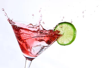 Foto op Plexiglas Alcohol rode cocktail met limoen op wit