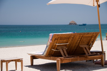 Spiaggia, ombrellone e sdraio