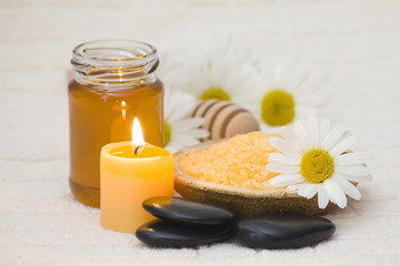 Obraz na płótnie Canvas bath salt with honey and chamomile