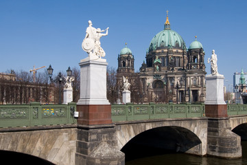 Fototapeta na wymiar Dom und Brücke