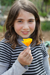Fillette qui vous offre une fleur