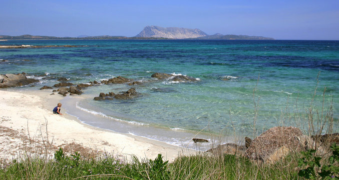 Bambino che gioca in spiaggia - Budoni - Sardegna