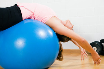 Frau und Fitnessball