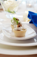 Tartlet with cream cheese, apple and smoked mussels.
