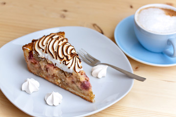 Rhabarber-kuchen mit cappuccino