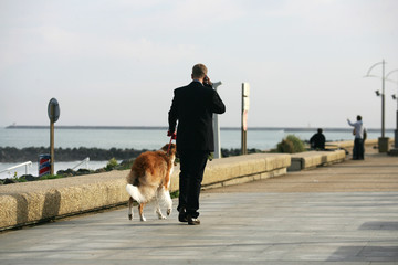 homme en costume avec son chien