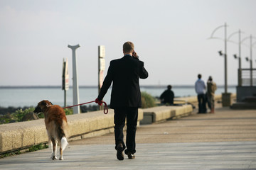 homme en costume avec son chien