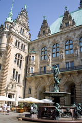 Fototapeta premium Rathaus Hamburg: Innenhof mit Gastronomie