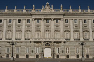Fototapeta na wymiar Königlicher Palast in Madrid