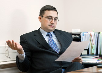 The man with two points attentively reads the document