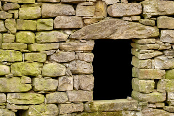 finestra di pietra