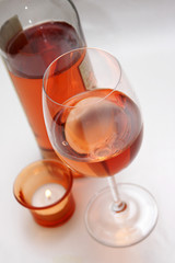 flasche wein und ein glas