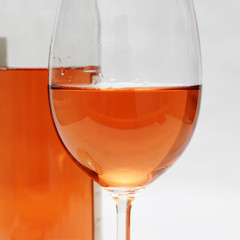 flasche wein und ein glas
