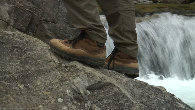 Wanderer vor Wasserfall