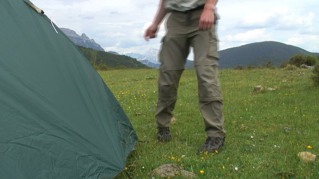 Mann baut Zelt auf