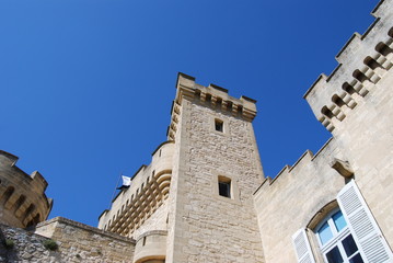 Fototapeta na wymiar Kwadratowa wieża zamku La Barben, południowej Francji